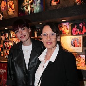 "J’ai mes habitudes dans le Marais", raconte-t-elle. 

Exclusif - Chantal Lauby et sa fille Jennifer Ayache lors de la soirée de présentation de la nouvelle revue au Artishow Cabaret à Paris le 2 juin 2025. 
© Philippe Baldini / Bestimage