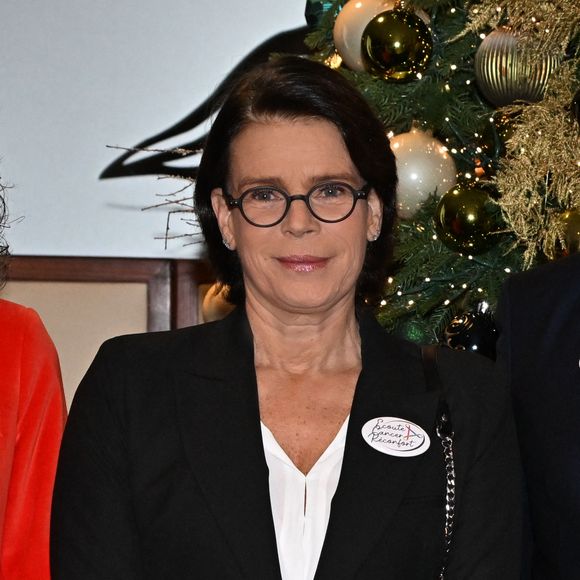 Le couple avait d'ailleurs officialisé sa romance en posant en couverture de Paris Match le 8 mars 1990.

La princesse Stéphanie de Monaco, le prince Albert II de Monaco et Valérie Barilaro, la présidente de l'association, durant les trente ans de l'association Ecoute Cancer Réconfort au Yacht Club de Monaco. © Bruno Bebert / Bestimage