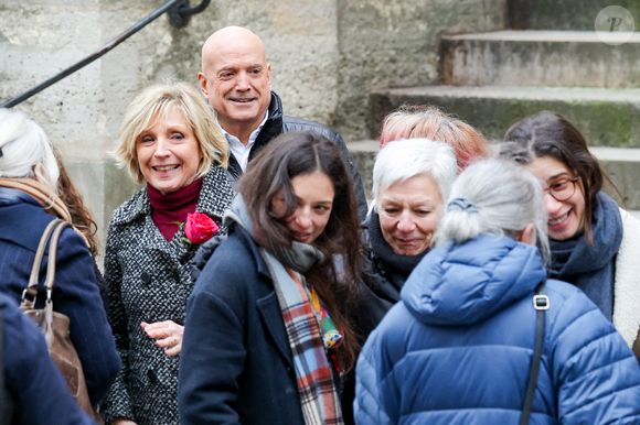 Evelyne Dhéliat et Louis Bodin - Sortie des obsèques de Catherine Laborde en l’église Saint-Roch à Paris, le 6 février 2025. Décédée le 28 janvier 2025 à l'âge de 73 ans, l'ancienne présentatrice météo de TF1 (1988 - 2017) était atteinte de la maladie neurodégénérative à corps de Lewy. 
© Jacovides - Moreau / Bestimage