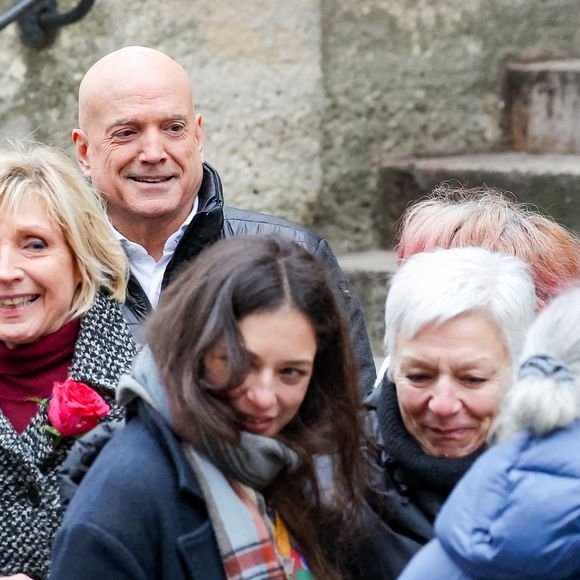 Evelyne Dhéliat et Louis Bodin - Sortie des obsèques de Catherine Laborde en l’église Saint-Roch à Paris, le 6 février 2025. Décédée le 28 janvier 2025 à l'âge de 73 ans, l'ancienne présentatrice météo de TF1 (1988 - 2017) était atteinte de la maladie neurodégénérative à corps de Lewy. 
© Jacovides - Moreau / Bestimage