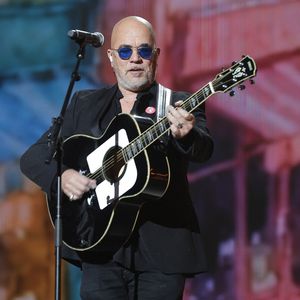 Exclusif - Pascal Obispo lors du concert du gala de Noël de l'association Tout le monde contre le cancer fête ses 20 ans diffusé le 24 décembre sur M6 à l'Adidas Aren Porte de la Chapelle à Paris, France, le 4 décembre 2025. © Coadic Guirec/Bestimage