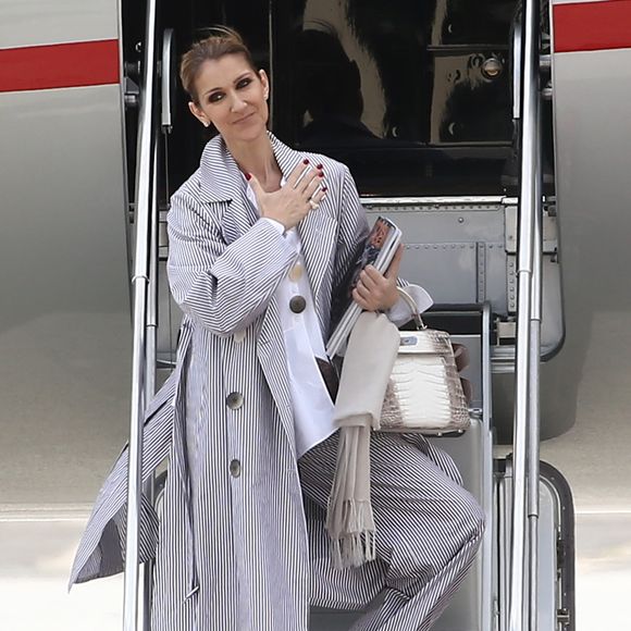 Celine Dion quitte l'hôtel Royal Monceau avec ses enfants et prend un jet privé au Bourget le 10 août 2017.