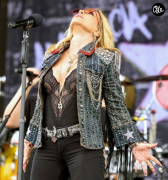 Ile de Wight, Royaume-Uni. Anastacia fait une entrée remarquée sur scène à l'Isle of Wight Festival 2026. La chanteuse de "I'm Outta Love" a enthousiasmé la foule, les fans reprenant ses chansons en chœur lors de son set au festival. Backgrid UK/ Bestimage