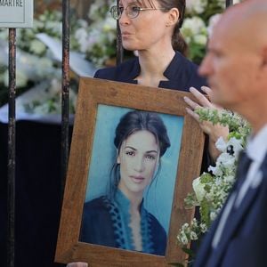 Une femme tient un portrait de Nadia Fares lors de la cérémonie funéraire de l'actrice française Nadia Fares à l'église Saint-Jean-de-Montmartre à Paris, le 24 avril 2026. Nadia Fares est décédée le 17 avril 2026, à l'âge de 57 ans, après avoir été retrouvée inconsciente dans une piscine à Paris et avoir passé plusieurs jours dans le coma. Photo de Naser Berzane/ABACAPRESS.COM