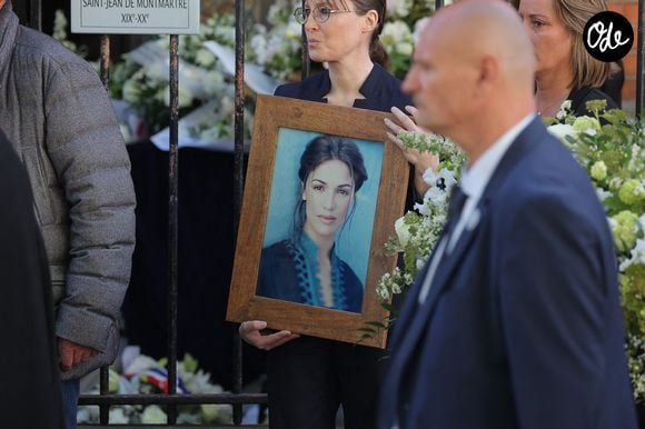 Une femme tient un portrait de Nadia Fares lors de la cérémonie funéraire de l'actrice française Nadia Fares à l'église Saint-Jean-de-Montmartre à Paris, le 24 avril 2026. Nadia Fares est décédée le 17 avril 2026, à l'âge de 57 ans, après avoir été retrouvée inconsciente dans une piscine à Paris et avoir passé plusieurs jours dans le coma. Photo de Naser Berzane/ABACAPRESS.COM