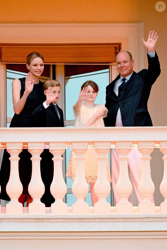 Le prince Albert II de Monaco, La princesse Charlène de Monaco, Le prince Jacques de Monaco, marquis des Baux,, La princesse Gabriella de Monaco, comtesse de Carladès lors de la célébration de la fête de la Saint Jean sur la Place du Palais princier de Monaco, le 23 juin 2025.

La Saint Jean est à l'origine une fête païenne puis chrétienne. Pour les païens, c'était une fête qui célébrait les moissons. Une fois christianisée, cette fête est devenue celle du solstice d'été et donc la fête de la lumière.

© Bruno Bebert / Bestimage