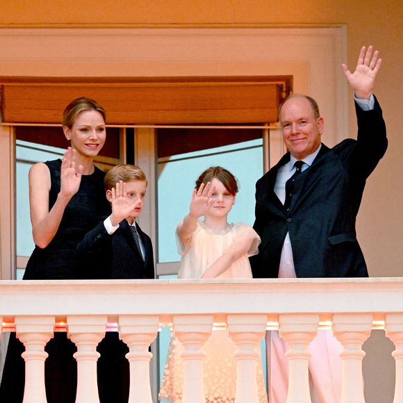 Le prince Albert II de Monaco, La princesse Charlène de Monaco, Le prince Jacques de Monaco, marquis des Baux,, La princesse Gabriella de Monaco, comtesse de Carladès lors de la célébration de la fête de la Saint Jean sur la Place du Palais princier de Monaco, le 23 juin 2025.

La Saint Jean est à l'origine une fête païenne puis chrétienne. Pour les païens, c'était une fête qui célébrait les moissons. Une fois christianisée, cette fête est devenue celle du solstice d'été et donc la fête de la lumière.

© Bruno Bebert / Bestimage