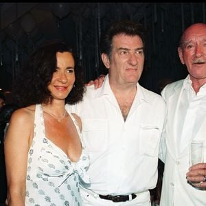 Archives - Eddy Mitchell, sa femme et Eddie Barclay lors d'une "soirée blanche" dans la villa d'Eddie Barclay "Maison du Cap" à Saint-Tropez en 1995 
ANGELI-GARCIA / BESTIMAGE