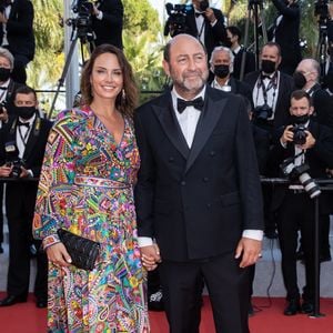 Kad Merad et sa compagne Julia Vignali - Montée des marches du film « OSS 117 : Alerte rouge en Afrique Noire » lors du 74ème Festival International du Film de Cannes. Le 17 juillet 2021
© Borde-Jacovides-Moreau / Bestimage