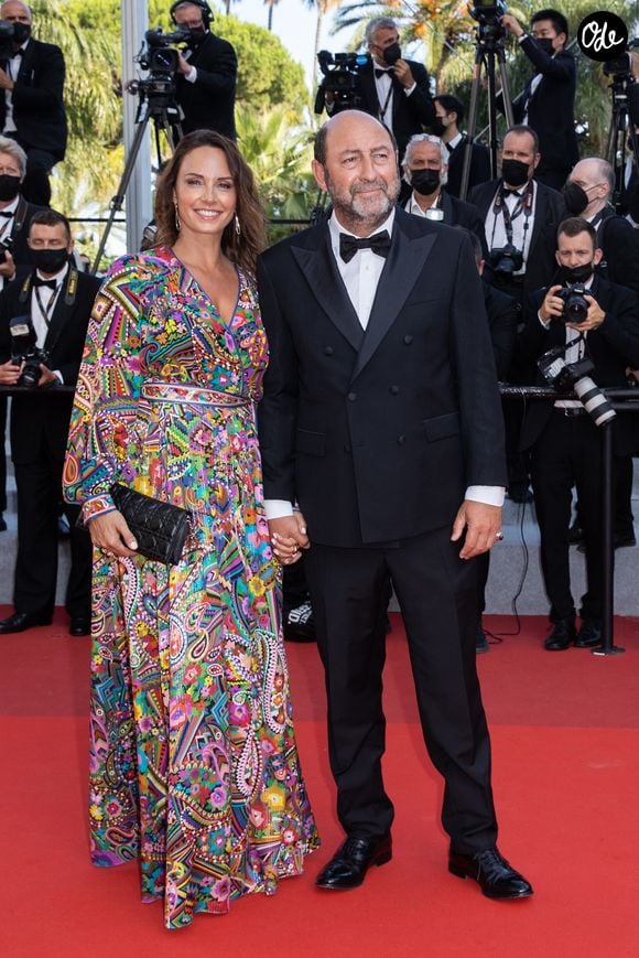 Kad Merad et sa compagne Julia Vignali - Montée des marches du film « OSS 117 : Alerte rouge en Afrique Noire » lors du 74ème Festival International du Film de Cannes. Le 17 juillet 2021
© Borde-Jacovides-Moreau / Bestimage