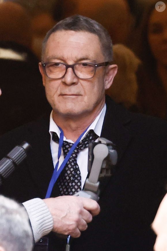 Elle l’a soutenu concrètement en achetant un appartement pour lui lorsqu’il s’est installé à l’étranger.

Nicolas-Jacques Charrier (fils de Brigitte Bardot) - Sorties des obsèques de Brigitte Bardot en l'église Paroissiale Notre-Dame-de-l'Assomption de Saint-Tropez, France, le 7 janvier 2026. © Jacovides-Moreau/Bestimage