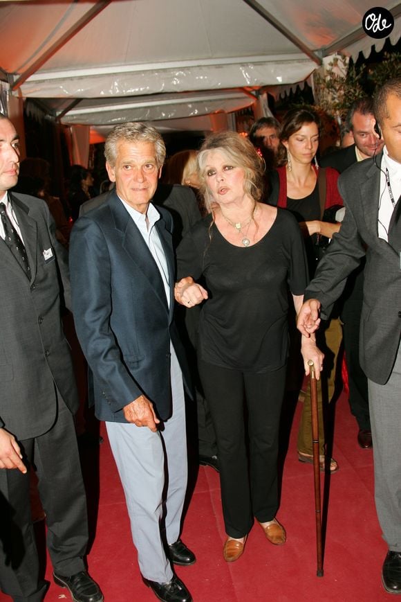 Âgé de 85 ans et époux de Brigitte Bardot, celui-ci avait pris la présidence en février dernier. 

Archives - Brigitte Bardot et son mari Bernard d'Ormale lors de la 6ème édition du Festival de la fiction TV à Saint-Tropez, le 18 septembre 2004. © Frédéric Piau/Bestimage