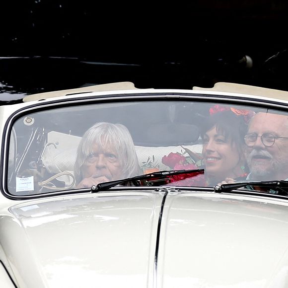 Exclusif - Prix Spécial - No Web - Mariage du chanteur Renaud (Renaud Séchan) avec Cerise au Temple protestant de Port Royal, Boulevard Arago à Paris le 4 mai 2024. Les amoureux sont repartis à bord d'une Volkswagen Coccinelle décapotable pour une soirée privée. © Dominique Jacovides - Cyril Moreau / Bestimage