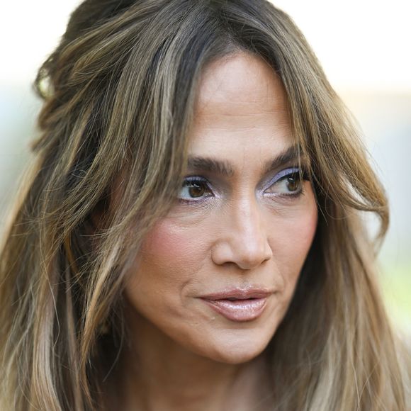 Jennifer Lopez arrive au défilé de mode Celia Kritharioti "Collection Haute Couture Automne/Hiver 2026-2027" lors de la Fashion Week de Paris (PFW) le 9 juillet 2026.
© Pierre Perusseau / Bestimage