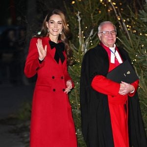 Sur lequel a été ajouté un très joli nœud 

Catherine (Kate) Middleton, princesse de Galles, assiste au service Together At Christmas Carol à l'abbaye de Westminster à Londres, Royaume-Uni, le 6 décembre 2024. © BACKGRID UK/Bestimage