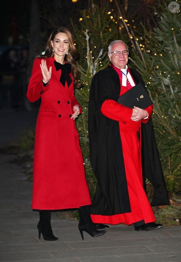 Sur lequel a été ajouté un très joli nœud 

Catherine (Kate) Middleton, princesse de Galles, assiste au service Together At Christmas Carol à l'abbaye de Westminster à Londres, Royaume-Uni, le 6 décembre 2024. © BACKGRID UK/Bestimage