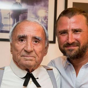 Archives - Claude Brasseur et son fils Alexandre dans les coulisses du Festival de Ramatuelle, pour la pièce "La Colère du Tigre". Le 6 août 2015
© Cyril Bruneau / Festival de Ramatuelle / Bestimage