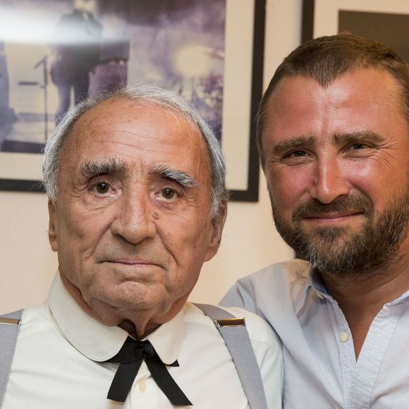 Archives - Claude Brasseur et son fils Alexandre dans les coulisses du Festival de Ramatuelle, pour la pièce "La Colère du Tigre". Le 6 août 2015
© Cyril Bruneau / Festival de Ramatuelle / Bestimage