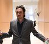 Il est poursuivi par sa sœur Anouchka pour atteinte à la vie privée. 

Alain-Fabien Delon arrive au tribunal correctionnel de Paris pour avoir enregistré et diffusé avec son frère Anthony Delon une conversation de leur sœur, Anouchka, avec leur père, le 5 janvier 2024, à l'époque où les désaccords de la fratrie concernant la santé d'Alain Delon, à Paris, France, le 17 mars 2026. Anthony Delon et Anouchka sont absents. © Clément Prioli/Bestimage
