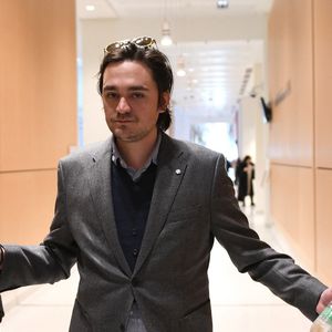 Il est poursuivi par sa sœur Anouchka pour atteinte à la vie privée. 

Alain-Fabien Delon arrive au tribunal correctionnel de Paris pour avoir enregistré et diffusé avec son frère Anthony Delon une conversation de leur sœur, Anouchka, avec leur père, le 5 janvier 2024, à l'époque où les désaccords de la fratrie concernant la santé d'Alain Delon, à Paris, France, le 17 mars 2026. Anthony Delon et Anouchka sont absents. © Clément Prioli/Bestimage