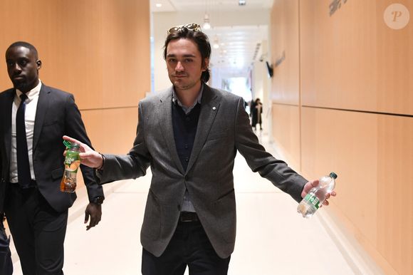 Il est poursuivi par sa sœur Anouchka pour atteinte à la vie privée. 

Alain-Fabien Delon arrive au tribunal correctionnel de Paris pour avoir enregistré et diffusé avec son frère Anthony Delon une conversation de leur sœur, Anouchka, avec leur père, le 5 janvier 2024, à l'époque où les désaccords de la fratrie concernant la santé d'Alain Delon, à Paris, France, le 17 mars 2026. Anthony Delon et Anouchka sont absents. © Clément Prioli/Bestimage