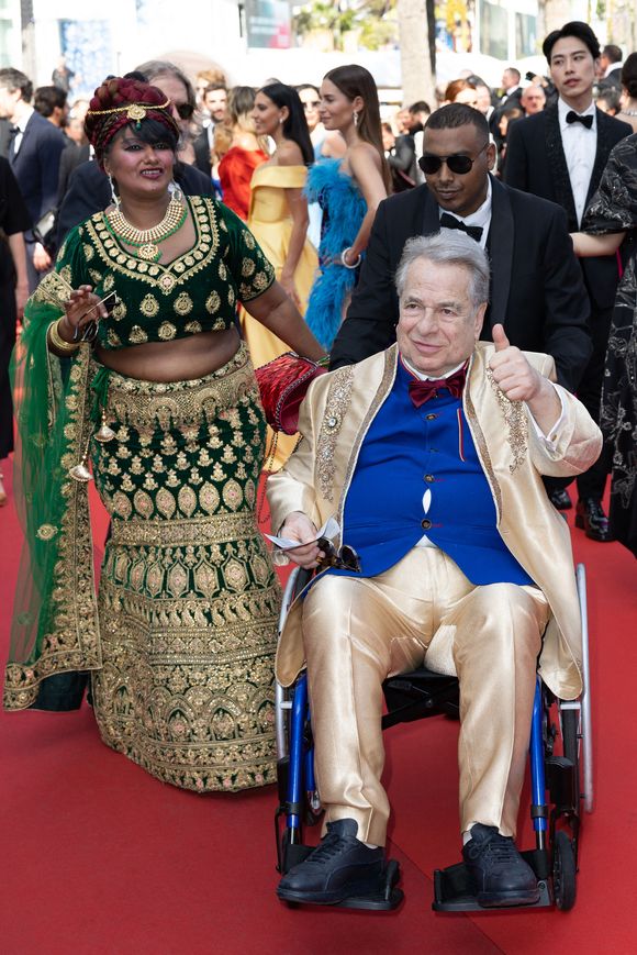Sa dernière compagne connue, Supriya, était originaire de l'île Maurice où il a fini sa vie dans de tristes conditions ainsi que le raconte en exclusivité Valérie Pérez.

Paul-Loup Sulitzer assiste à la projection de "Triangle Of Sadness" lors de la 75ème édition du festival de Cannes au Palais des Festivals le 21 mai 2022 à Cannes, France. Photo par Shootpix/ABACAPRESS.COM