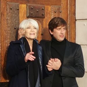 Exclusif - Françoise Hardy et son fils Thomas Dutronc se baladent le long des quais de l'Île Saint-Louis à Paris, France. Françoise Hardy se dévoile dans "Un cadeau du ciel", son dernier livre aux Éditions des Équateur dans lequel elle revient sur son hospitalisation en mars dernier (15) pour son lymphome, en librairie, le 3 novembre.