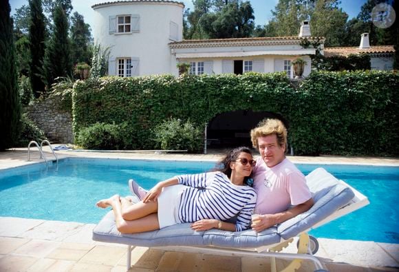 Un achat au coût initial faramineux, adouci par l'obtention d'un crédit sur dix ans.

Archives - En France, à Saint-Tropez, Eddy MITCHELL et sa femme Muriel, posant dans leur villa ' Le clos des moines" le 3 septembre 1983.   Jean Lenoir via Bestimage