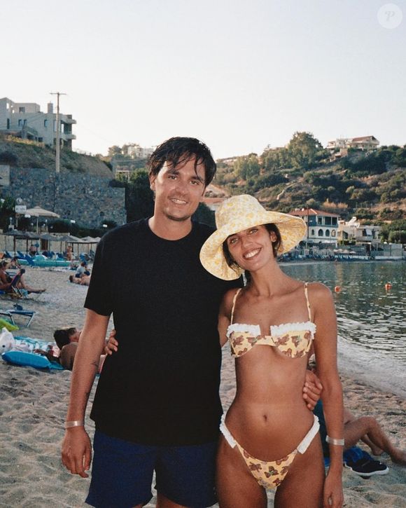 Alain-Fabien Delon officialise son couple avec Laura Bensadoun sur Instagram.
