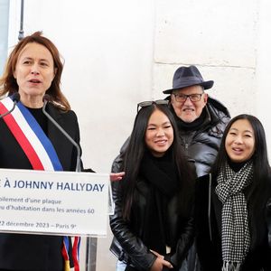 Delphine Burkli, maire du 9ème arrondissement, Laeticia Hallyday, ses filles Joy et Jade, Jean-Claude Camus lors de l'inauguration d'une plaque commémorative en hommage à Johnny Hallyday devant l'immeuble où le chanteur français a grandi dans le 9ème arrondissement de Paris, France, le 22 décembre 2023. © Dominique Jacovides/Bestimage