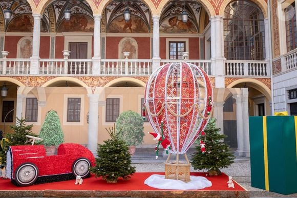 La famille princière de Monaco offre les traditionnels cadeaux de Noël aux enfants monégasques dans la Cour du Palais Princier, le 18 décembre 2024. 
© Olivier Huitel / Pool Monaco / Bestimage