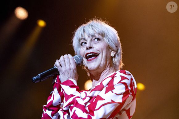 Elle reconnaît pourtant : "Comme j'ai eu un très gros succès avec mes titres Les brunes comptent pas pour des prunes et pareil pour Banana Split, pour moi, l'argent et le succès c'était forever."

Lio se produit sur la scène de la tournée "les années 80" à Lyon le 13/12/2025. Photo Sandrine Thesillat / PsNewZ