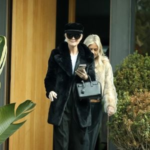 Exclusif - Laeticia Hallyday et son compagnon Jalil Lespert vont faire le marché au Farmer Market à Los Angeles avec une amie le 29 janvier 2023. Auparavant, Jalil est allé faire une séance de sport et prend un appel sur le chemin du retour. Il fume avec une vaporette rose bonbon. POUR INFOS VOIR VENDEUR