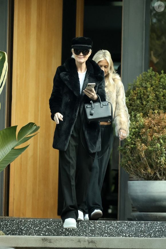 Exclusif - Laeticia Hallyday et son compagnon Jalil Lespert vont faire le marché au Farmer Market à Los Angeles avec une amie le 29 janvier 2023. Auparavant, Jalil est allé faire une séance de sport et prend un appel sur le chemin du retour. Il fume avec une vaporette rose bonbon. POUR INFOS VOIR VENDEUR