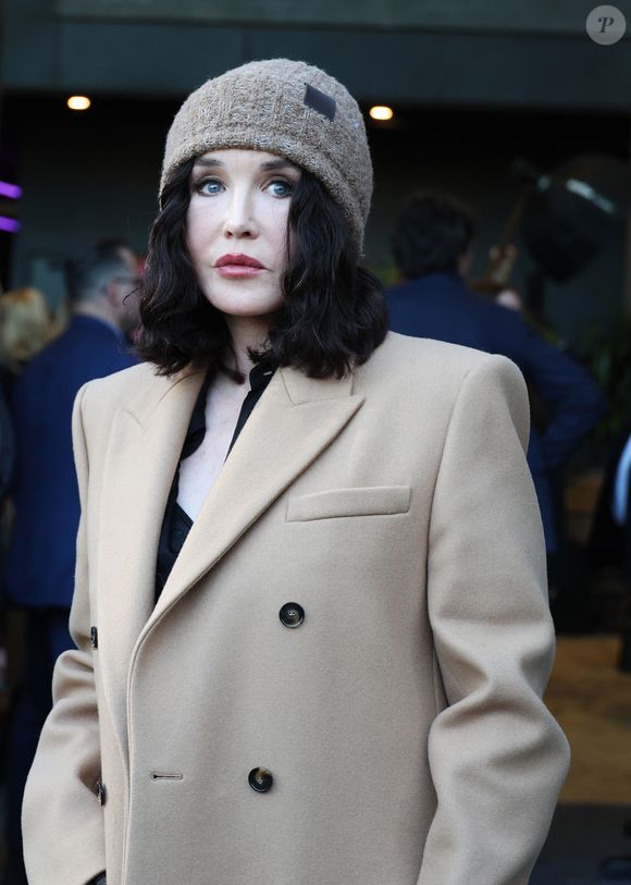Isabelle Adjani - Les célébrités au défilé Stella McCartney "Collection Prêt-à-Porter Automne/Hiver 2025-2026" lors de la Fashion Week de Paris (PFW), le 5 mars 2025.