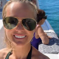 Laeticia Hallyday s'offre une parenthèse de rêve sur l'une des plus belles îles de Grèce, un décor de carte postale