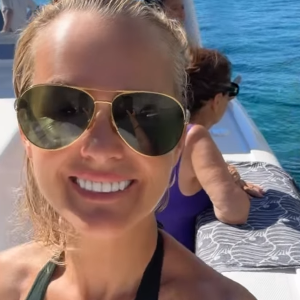 Laeticia Hallyday profite de quelques jours de vacances sur l'île grecque de Milos.

Laeticia Hallyday en vacances sur l'île grecque de Milos.