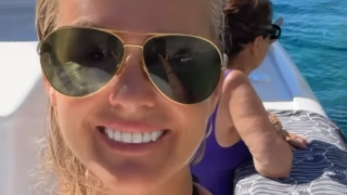 Laeticia Hallyday s'offre une parenthèse de rêve sur l'une des plus belles îles de Grèce, un décor de carte postale