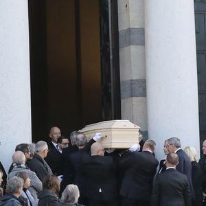 Antoine de Caunes et Pierre Lescure portent le cercueil - Obsèques du journaliste, animateur de télévision et animateur de radio français Philippe Gildas en la salle de la Coupole au crématorium du cimetière du Père-Lachaise à Paris, France, le 5 novembre 2018.