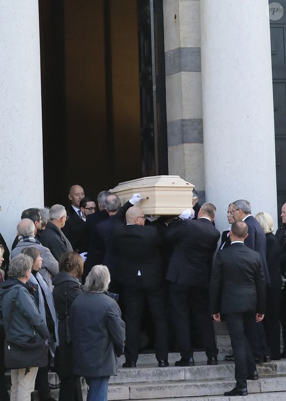 Antoine de Caunes et Pierre Lescure portent le cercueil - Obsèques du journaliste, animateur de télévision et animateur de radio français Philippe Gildas en la salle de la Coupole au crématorium du cimetière du Père-Lachaise à Paris, France, le 5 novembre 2018.