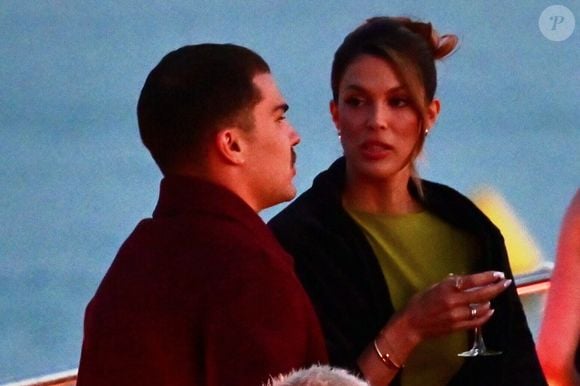 Exclusif - Iris Mittenaere (Miss France 2016 - Miss univers 2017) et son compagnon Antoine Dupont avec des amis à la soirée "Kilian Paris" sur la plage du Carlton Beach Club lors du 79ème Festival International du Film de Cannes, le 19 mai 2026.
Agence/Bestimage