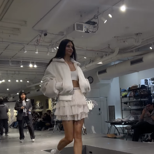 Dans les vidéos publiées sur les réseaux, on découvre une mannequin habillée de ses premières créations d'un blanc immaculé : une mini-jupe en dentelle et en volants, ainsi qu'une veste en laine bien chaude. 

Capture d'écran de la story Instagram de Jade Hallyday.