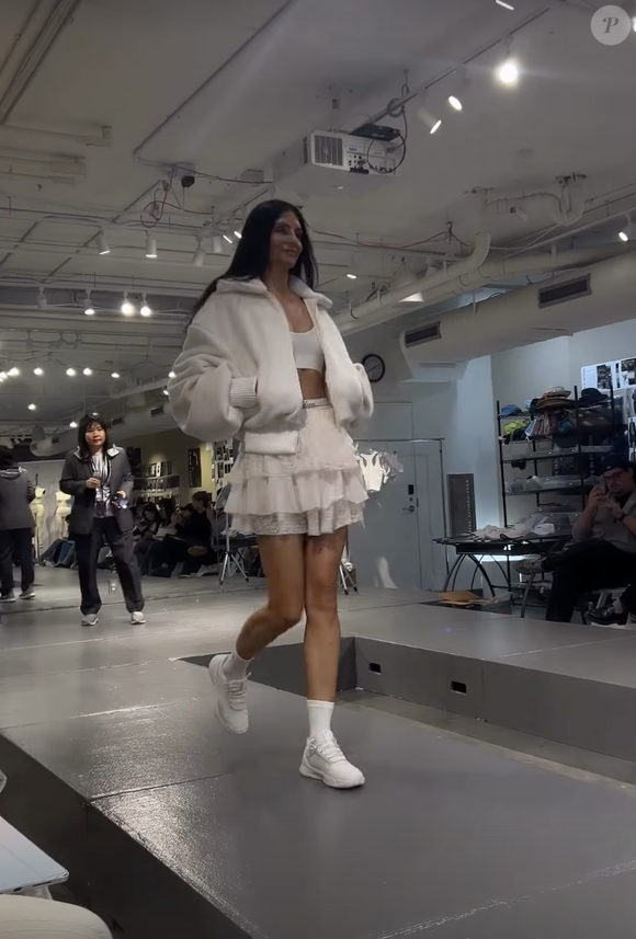 Dans les vidéos publiées sur les réseaux, on découvre une mannequin habillée de ses premières créations d'un blanc immaculé : une mini-jupe en dentelle et en volants, ainsi qu'une veste en laine bien chaude. 

Capture d'écran de la story Instagram de Jade Hallyday.