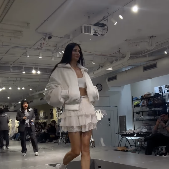 Dans les vidéos publiées sur les réseaux, on découvre une mannequin habillée de ses premières créations d'un blanc immaculé : une mini-jupe en dentelle et en volants, ainsi qu'une veste en laine bien chaude. 

Capture d'écran de la story Instagram de Jade Hallyday.