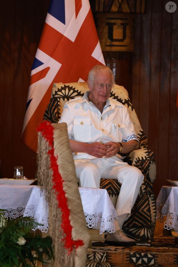 Le roi Charles III et la reine Camilla assistent à une cérémonie d'adieu au village de Siumu, à la fin de leur visite officielle en Australie, le 26 octobre 2024.