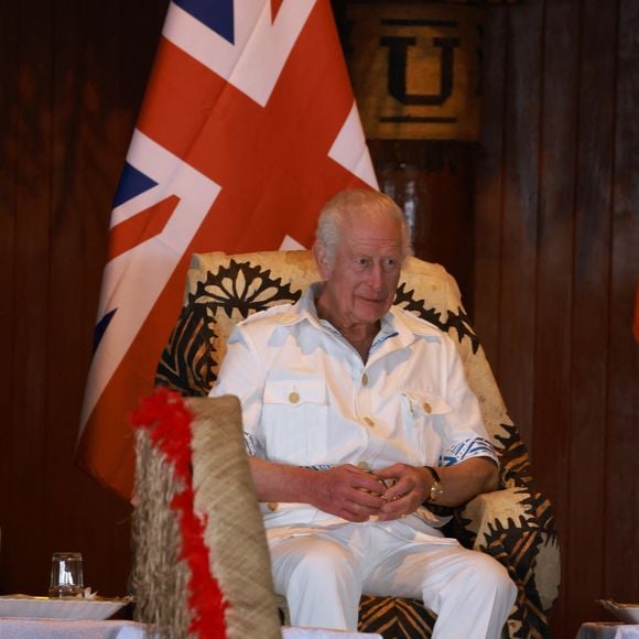 Le roi Charles III et la reine Camilla assistent à une cérémonie d'adieu au village de Siumu, à la fin de leur visite officielle en Australie, le 26 octobre 2024.