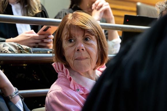 Elle y partage désormais une nouvelle vie aux côtés de son nouveau compagnon, Jean-Loup.

Gisèle Pelicot est vue dans la salle d'audience attendant le verdict du procès en appel de Husamettin Dogan dans l'affaire du viol de Mazan à Nîmes, France, le 9 octobre 2025. Photo by Laurent Coust/ABACAPRESS.COM