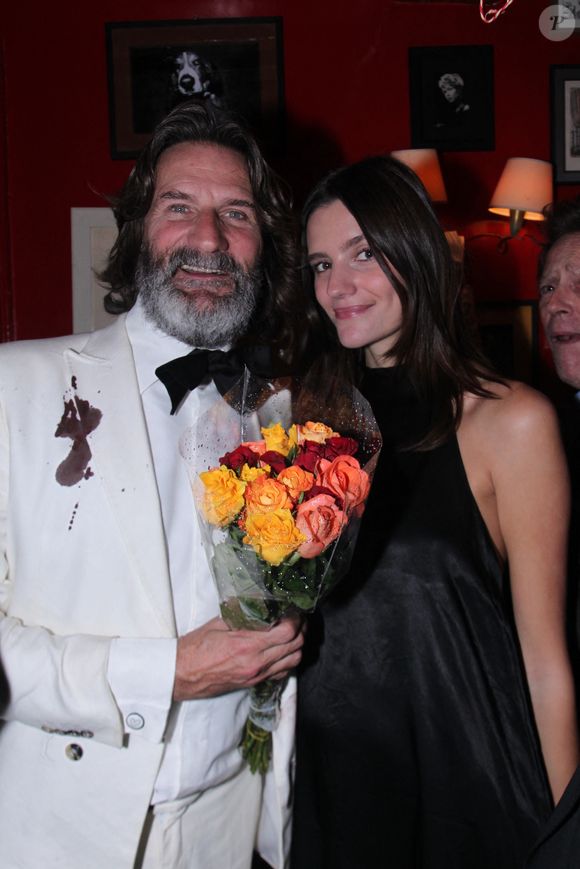 Frédéric Beigbeder et sa fille Chloë lors de la soirée du quarantième anniversaire du Caca's Club (Club des analphabètes cons mais attachants, créé par Frédéric Beigbeder) chez Castel à Paris le 19 novembre 2024. © Philippe Baldini / Bestimage