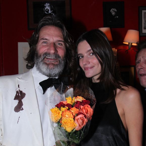Frédéric Beigbeder et sa fille Chloë lors de la soirée du quarantième anniversaire du Caca's Club (Club des analphabètes cons mais attachants, créé par Frédéric Beigbeder) chez Castel à Paris le 19 novembre 2024. © Philippe Baldini / Bestimage