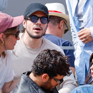 François Civil, sa soeur Marie, sa compagne Adèle Exarchopoulos et Sacha Abitbol en tribunes lors de la finale messieurs des Internationaux de France de Tennis de Roland Garros 2025 (jour 15), à Paris, France, le 8 juin 2025. © Cyril Moreau/Bestimage